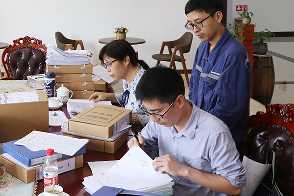 1622453228527244.jpg 專(zhuān)家組檢查企業(yè)安全管理資料02.jpg