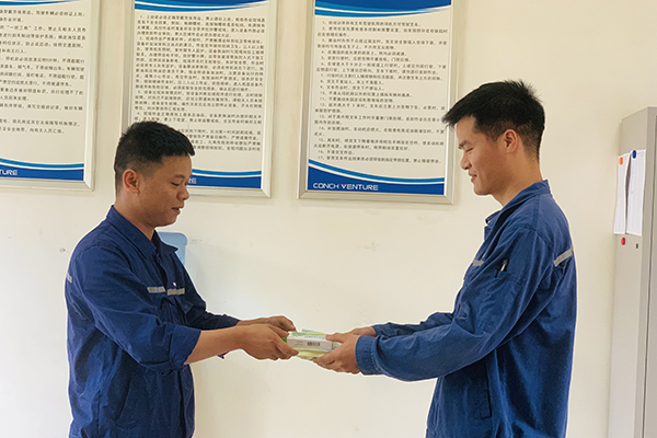 1624526507486970.jpg 現(xiàn)場工作人員收到防暑降溫藥品01.jpg