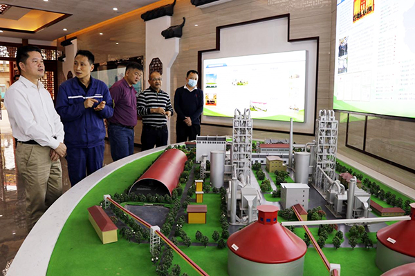 1648625807106010.jpg 調(diào)研組一行在一樓展廳參觀.jpg